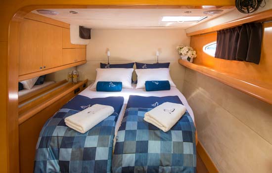 Yacht double-cabin